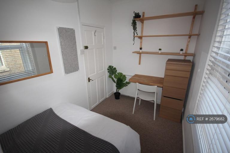 5 bedroom house in Telephone Road, Portsmouth, PO4 (5 bed) (#2679682)