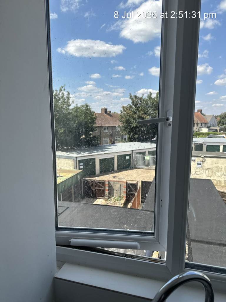 Modern 2-Bed Second Floor Flat – Wood Lane, Dagenham RM8