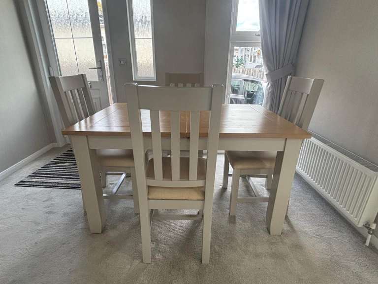 Extendable Dining Table with 4 Chairs – Fair Condition