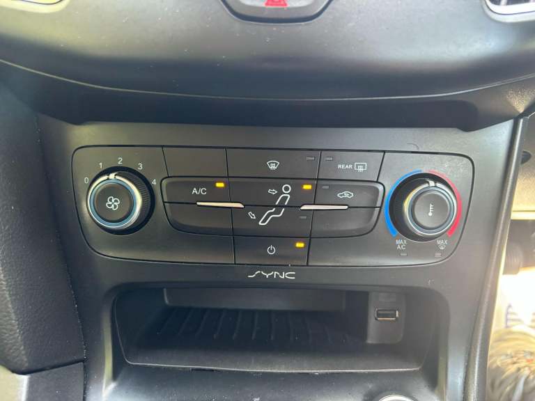 FORD FOCUS 1.0 T EcoBoost 99g Style White Manual Petrol 2016