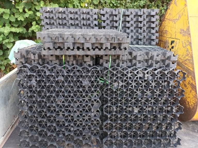 PLASTIC GRAVEL GRIDS/SHED BASES/DRIVES ETC x200 grids.
