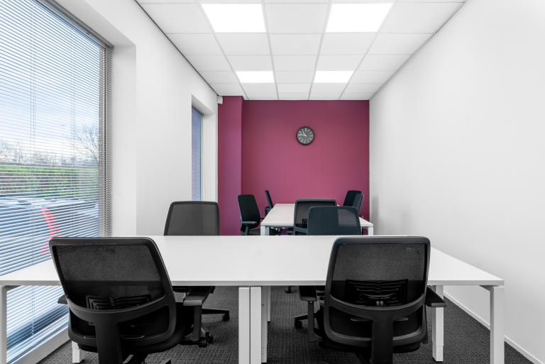Leeds - LS126LN \ Private Office Rental with a 5-Desk Setup