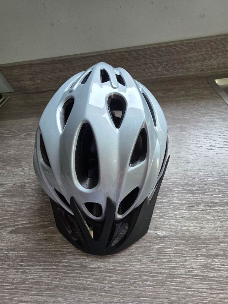 RALEIGH SIZE L (Large) ​HEAD CIRCUMFERENCE: 58–61 cm SILVER COST £25 WHEN NEW ONLY USED A COUPLE OF 