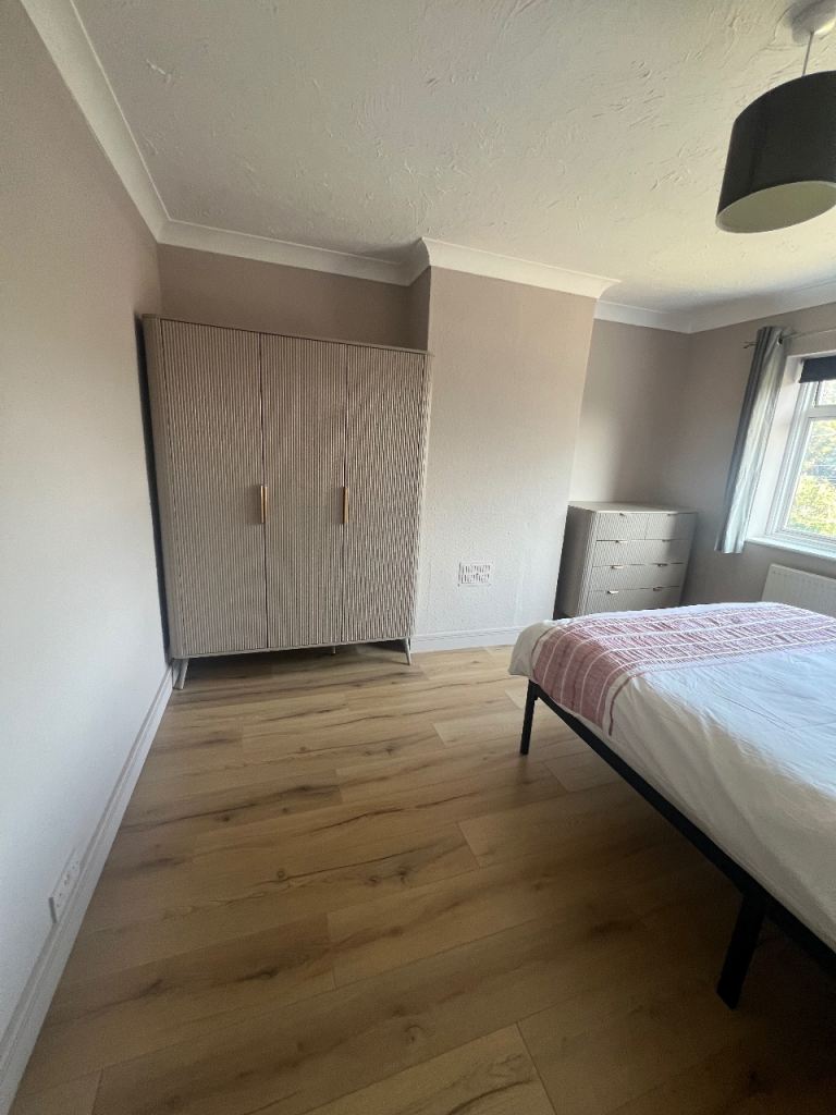Double room in shared house in Ash 