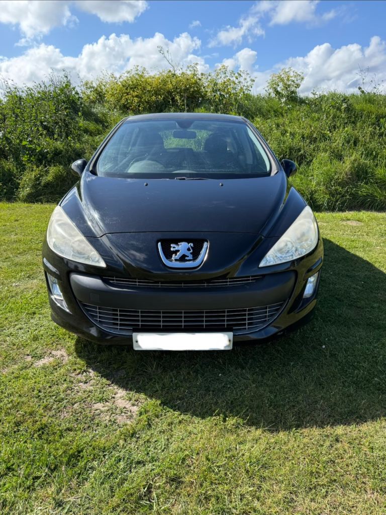 Peugeot 308 sport complete front bumper in black. 2007 model.