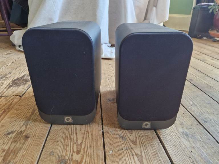Q Acoustics 3010i Bookshelf Speakers - Black, great condition