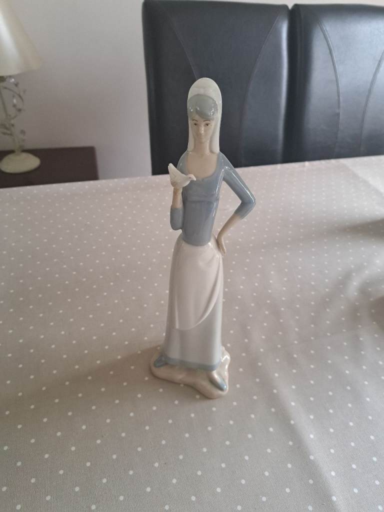 Valencian (Spain) porcelain lady figurine 