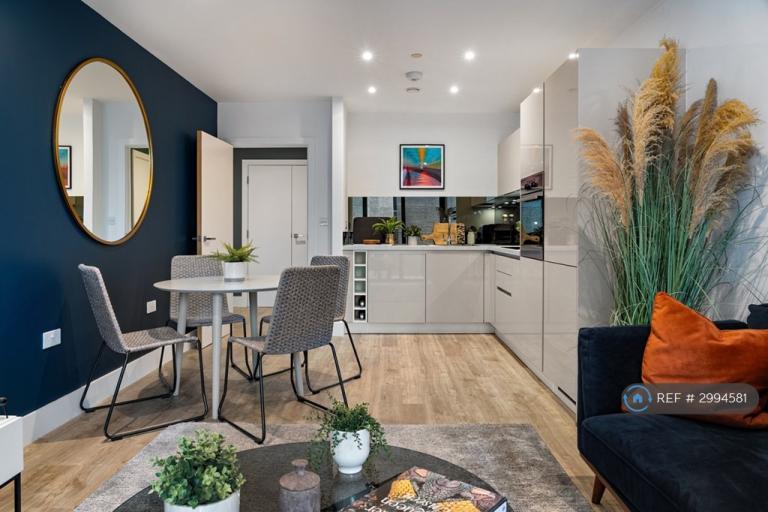 1 bedroom flat in Windsor House, Staines-Upon-Thames, TW18 (1 bed) (#2994581)