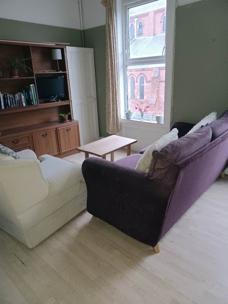 Room to let in 3 bedroom flat 