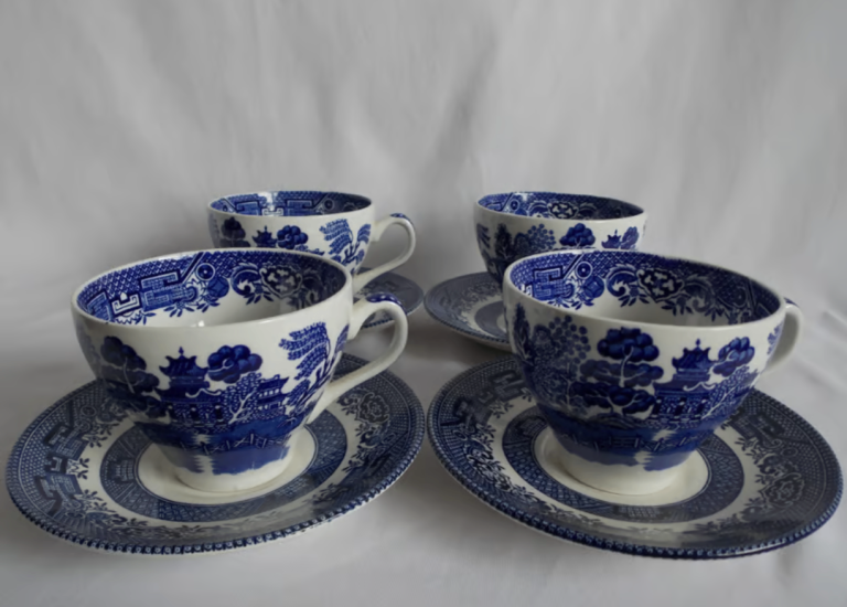 4 x Vintage CHURCHILL Willow Blue & White Pattern Tea Cups and Saucers