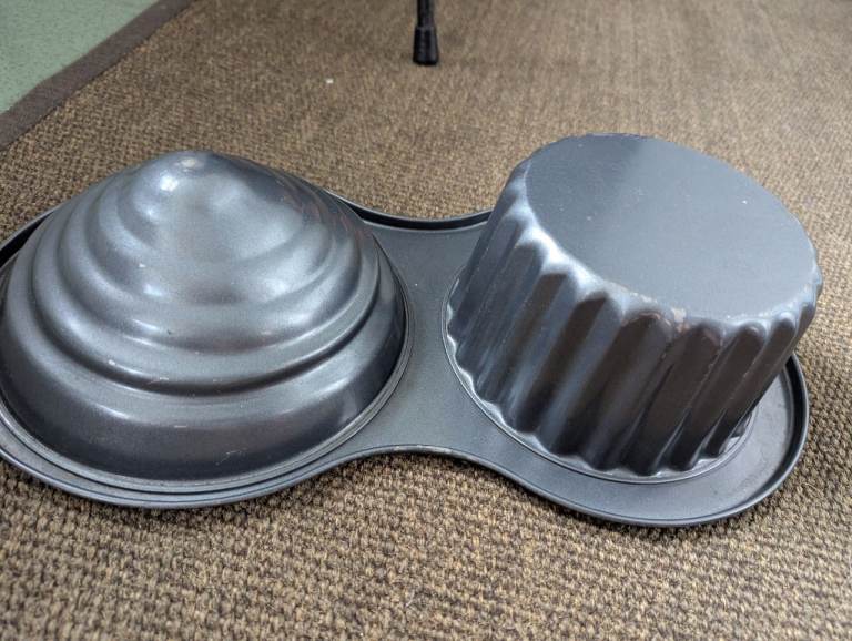 Giant Cupcake Baking Tin - Good Condition