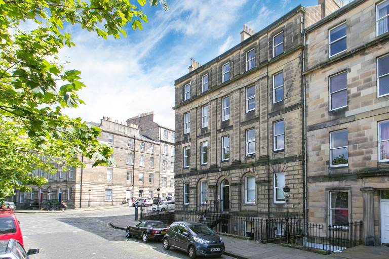 Beautiful New Town 2 Bedroom Apartment 