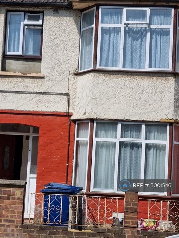 2 bedroom flat in Southall, Southall, UB1 (2 bed) (#3001546)