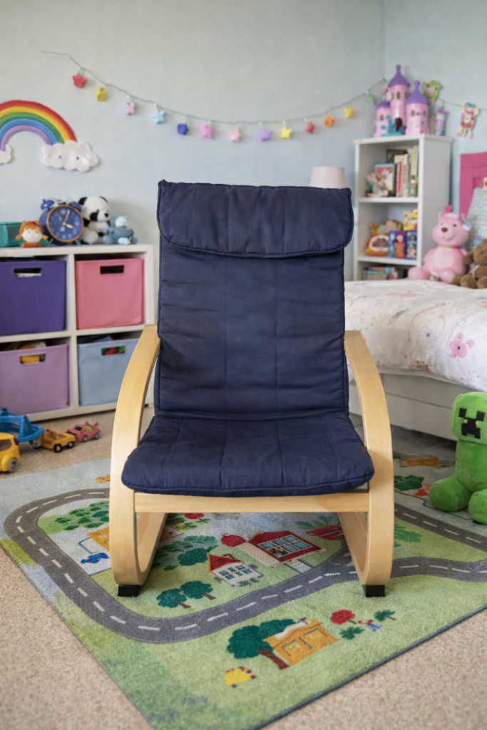 Child's chair with wooden frame and cushioned seat - Perfect for homework or reading corner