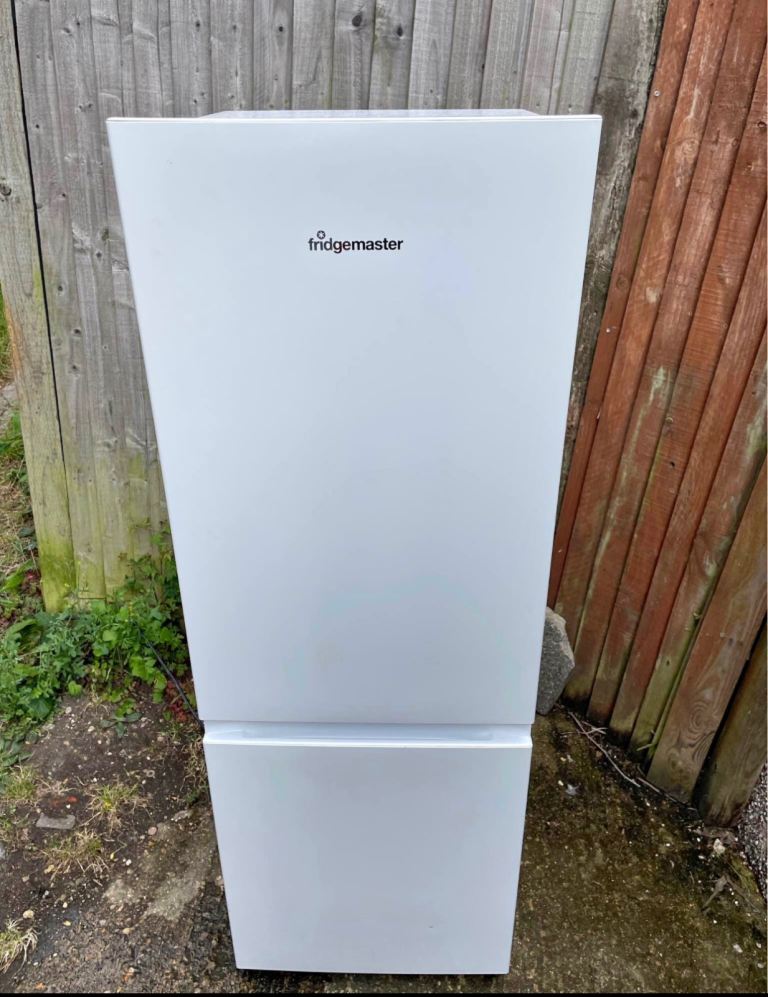 Fridgemaster white fridge freezer. In excellent working condition. Cash on delivery. 