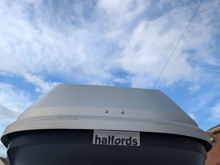 Halfords roof box 