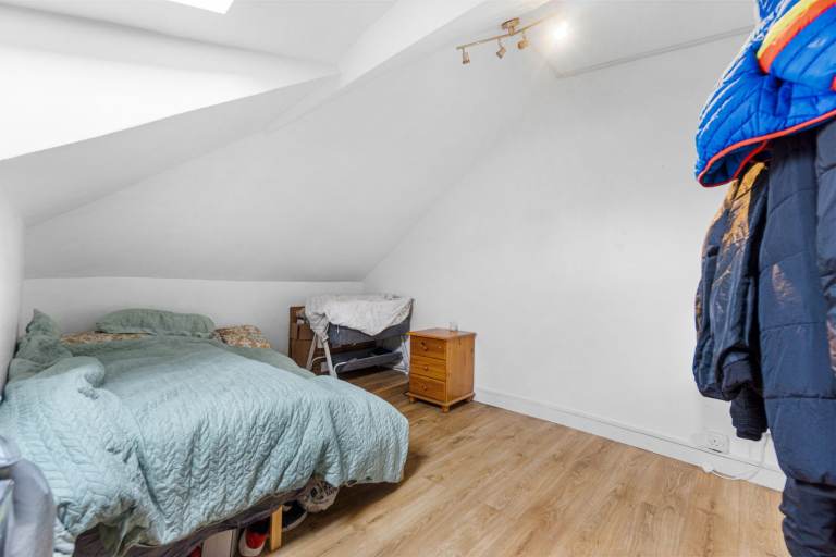 4 bed Terraced House with conservatory, parking and a big conversion, extension potential