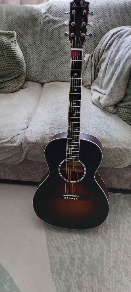Parlour guitar 
