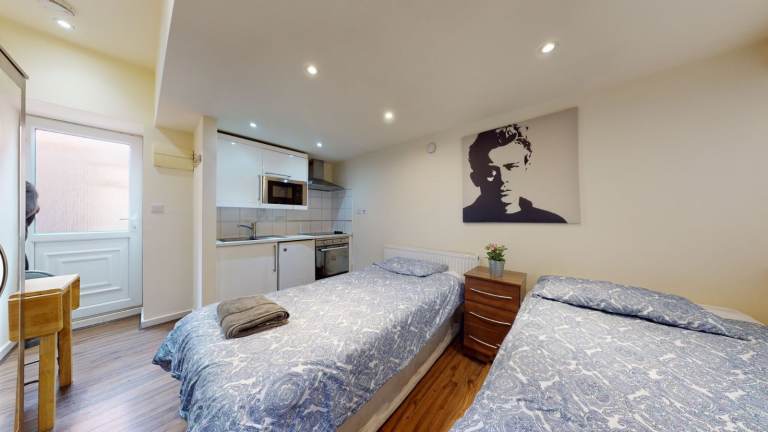 Studio to rent on Ash Grove, London