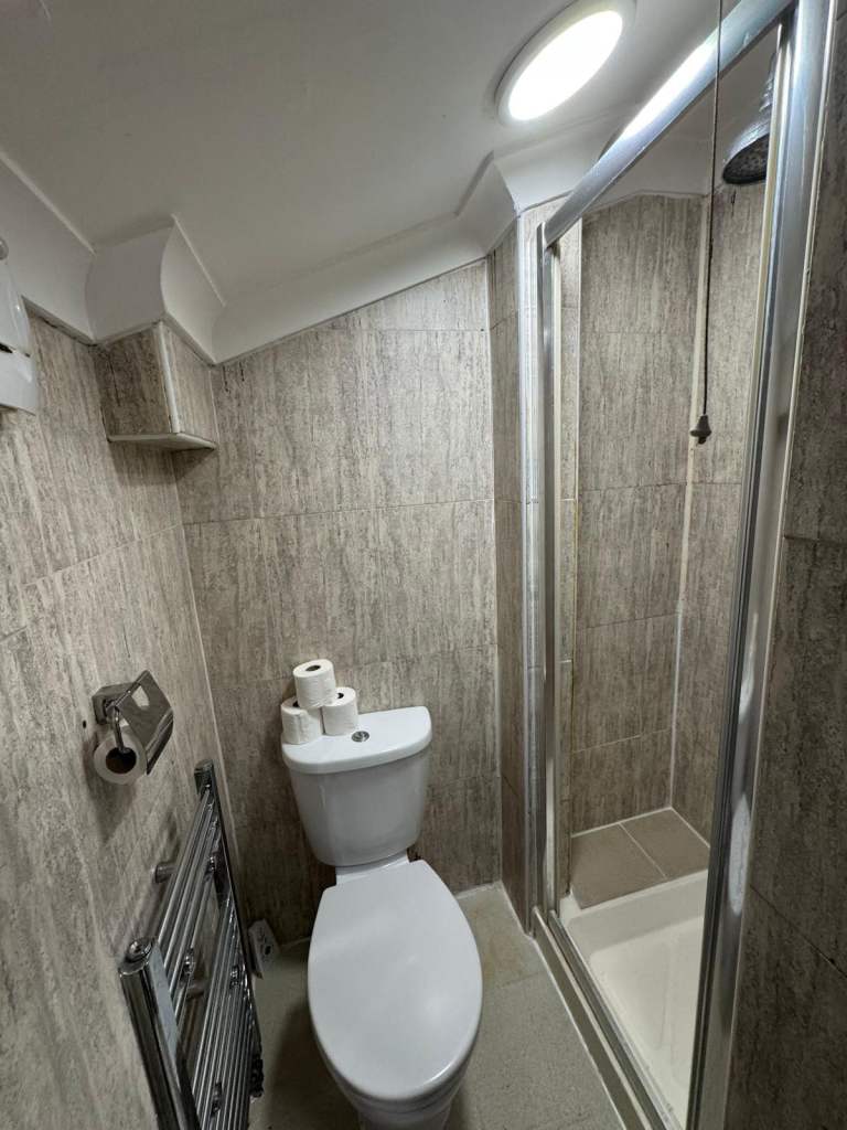 Spacious & Cosy ensuite room for Rent IG11 8QF