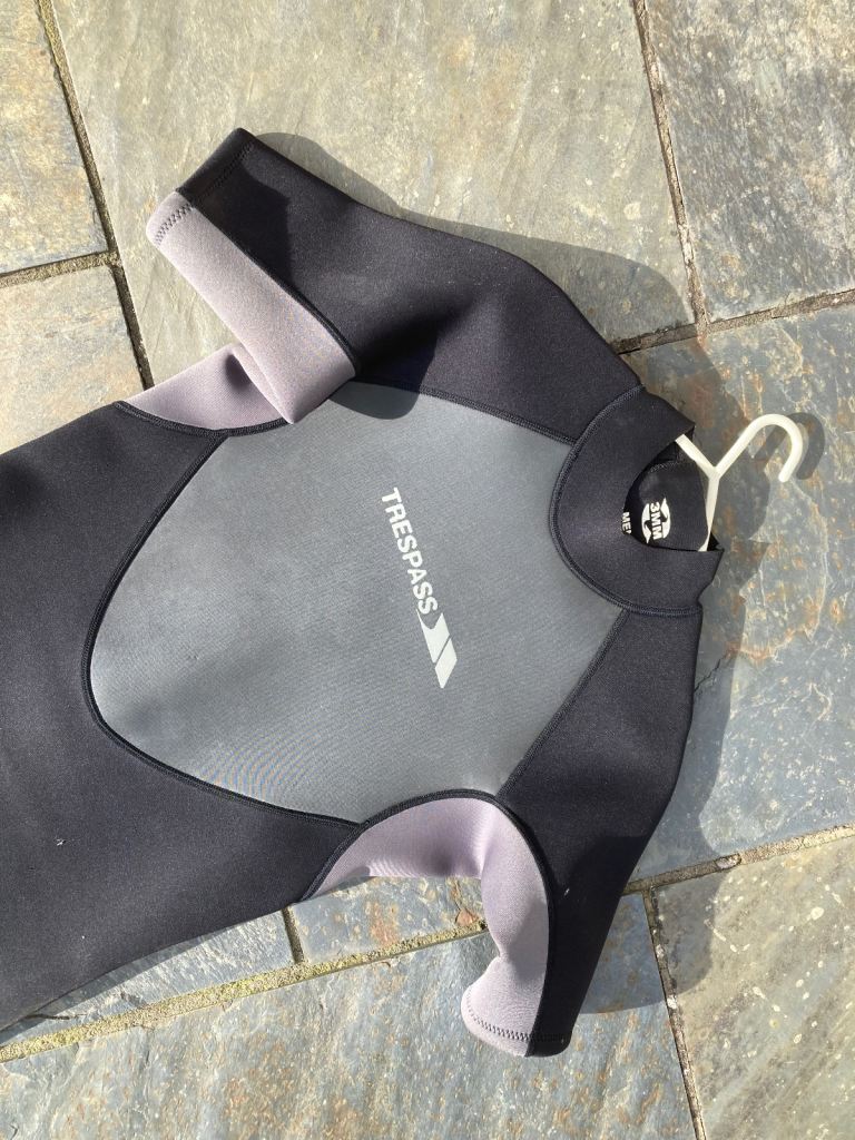 Wetsuit: Tresspass.   Large size.  Elie