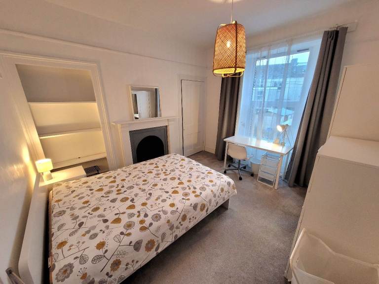 sunny double room in a lovely quiet character terraced house: bills included