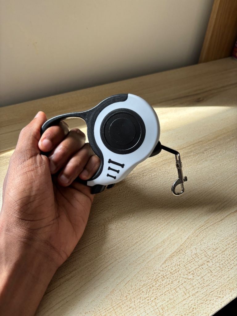 Retractable Dog Lead – Comfortable Grip & Automatic Rewind