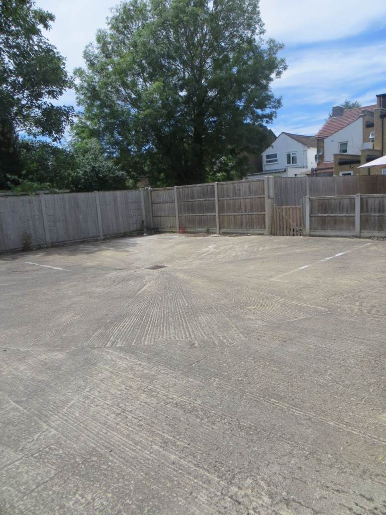 ​EN3 ~ Spacious car park in Ashton Rd EN3 Enfield ~ Rare opportunity!