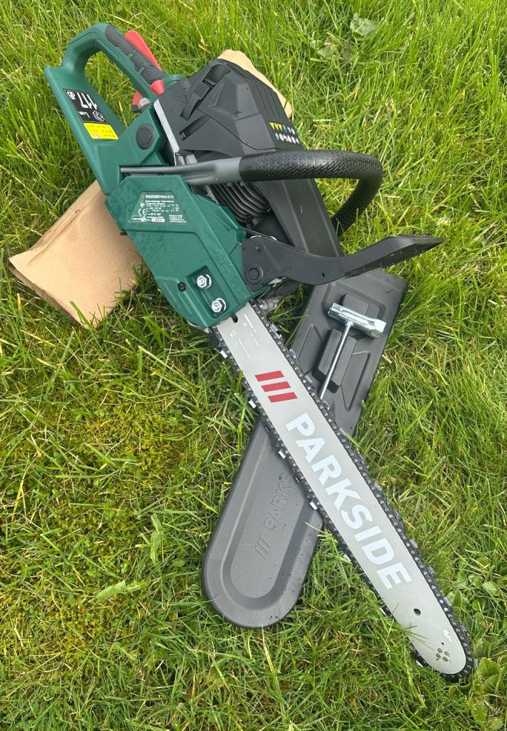 Chainsaw Brand New never used 18”bar 53cc engine chain saw with accessories 