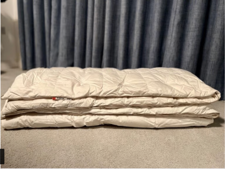 IKEA 90% down 10% feather duvet 7.5 TOG King size 220 x 240 cm & Free matching beddings