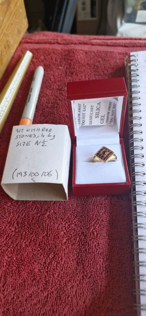 9ct carat gold ring with red stones