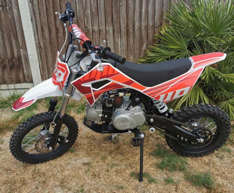 Stomp 110 Pit Bike. 2025. 5wks old. Around 2hrs of use. As new 