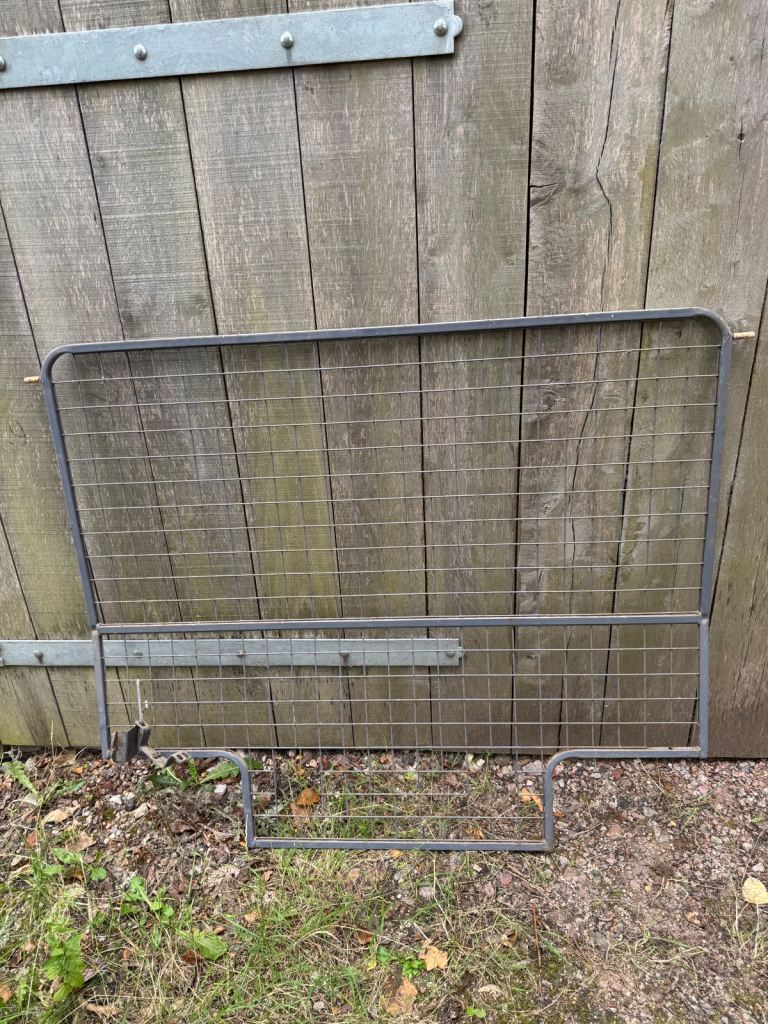 Land Rover Defender dog guard