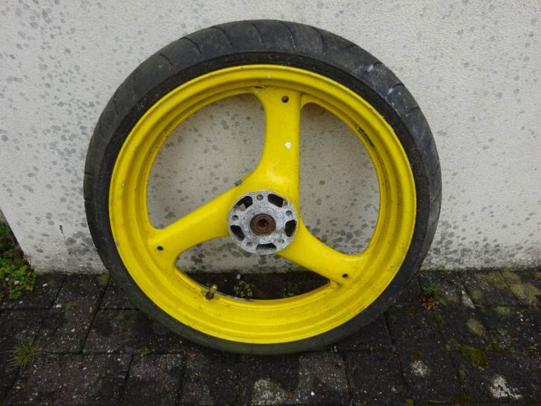 Suzuki GSX600 front wheel (fits 400)