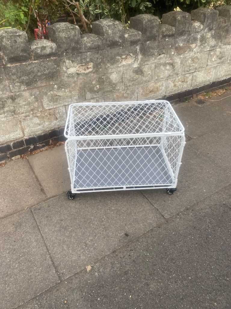 N/New Wheeled Dog cage Medium Large 
