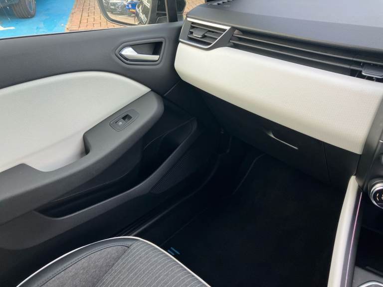 2022 Renault Clio 1.6 E-TECH Hybrid 140 SE Edition 5dr Auto Hatchback PETROL/ELECTRIC Automatic