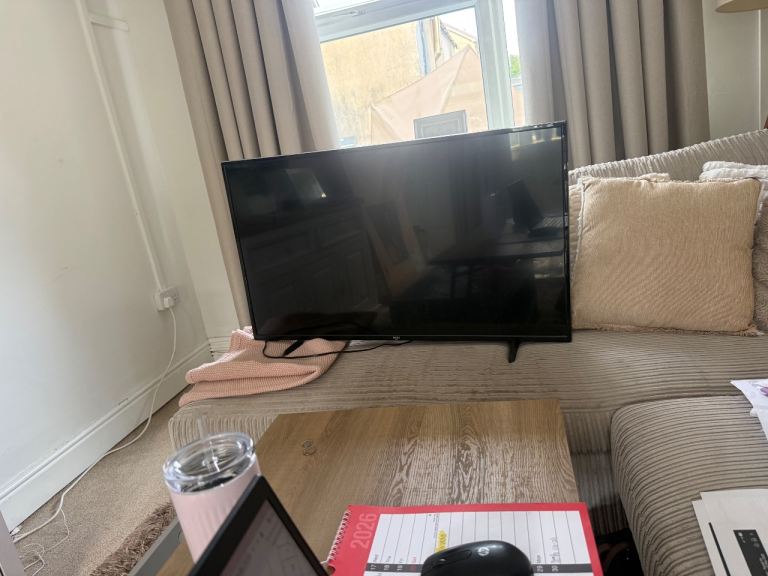 43-inch Smart 4K UHD HDR LED Freeview Bush tv