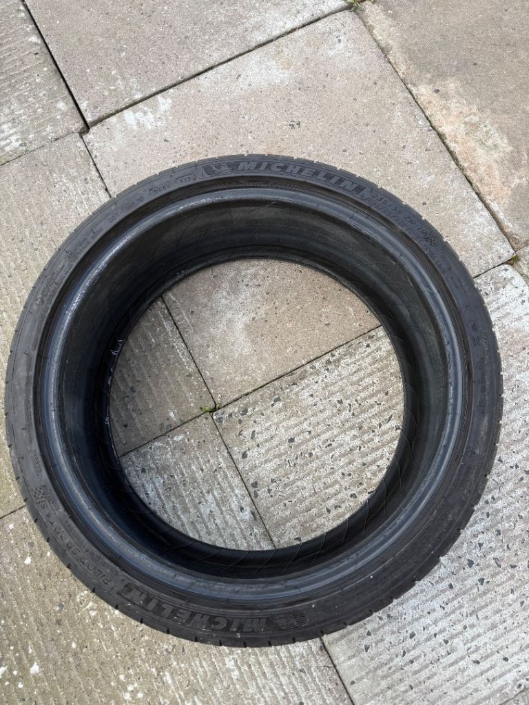 Michellin Pilot Sport 4s 235 35 19 Tyre Damaged
