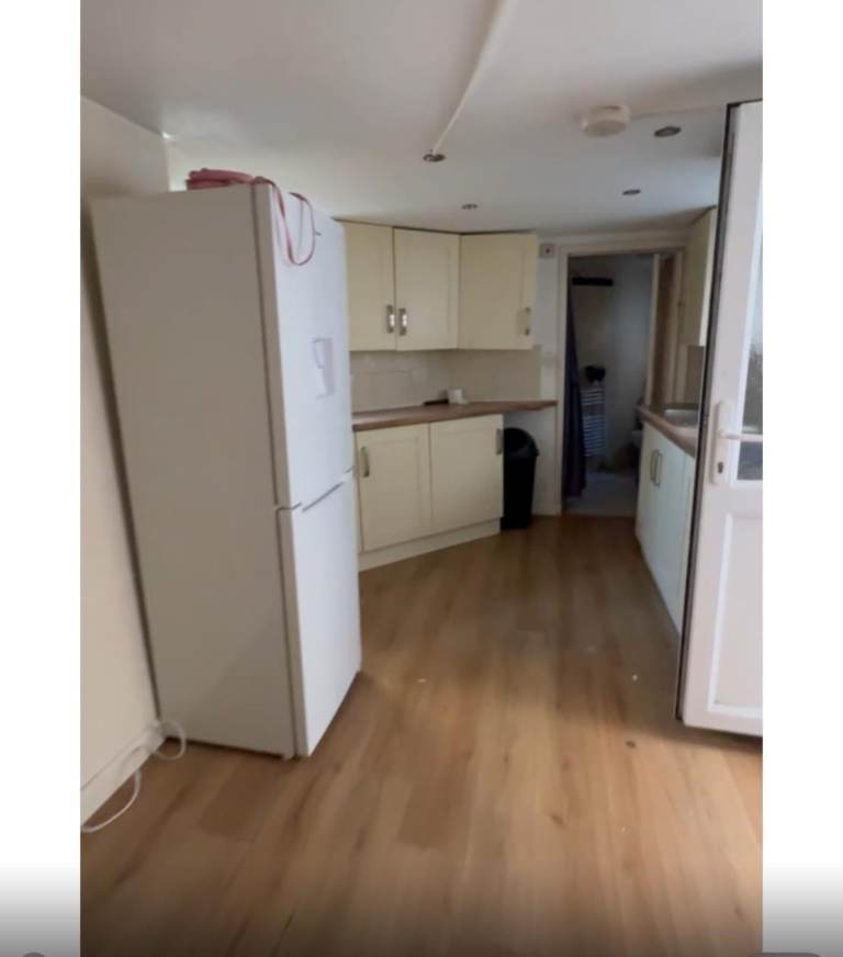 Studio flat in RM9 to rent, bills included only electric need to pay