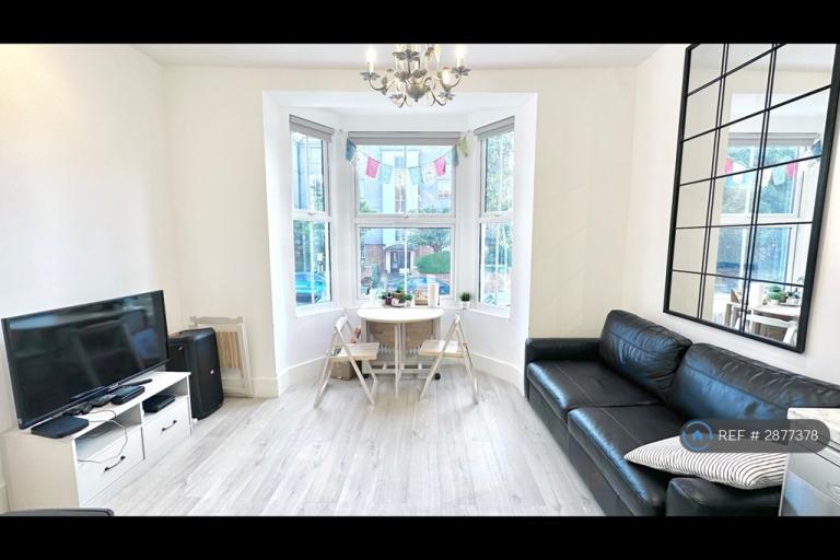2 bedroom flat in Stowe Road, London, W12 (2 bed) (#2877378)