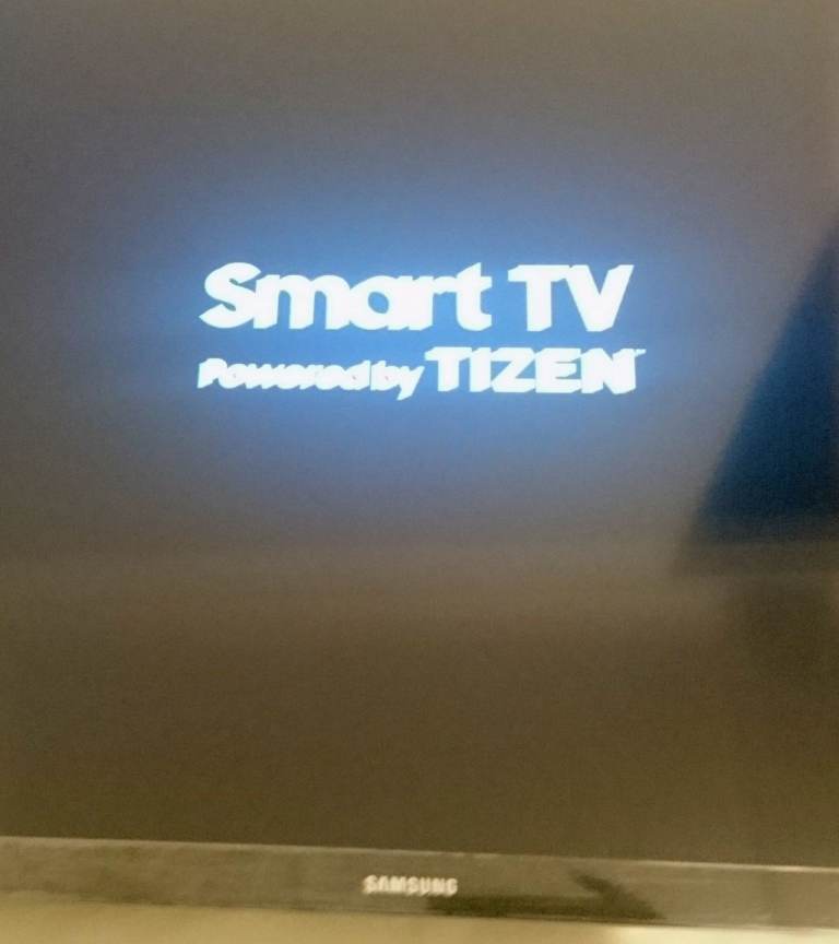 32" Samsung Smart TV like new with remote control and stand 