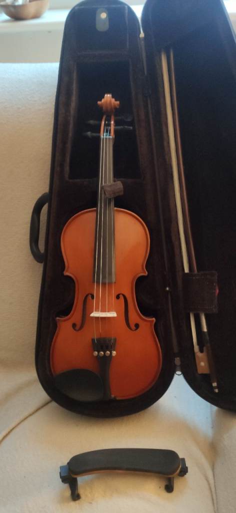Stentor student standard 1/2 size violin for ages 6 to 9 year olds with a case and bow