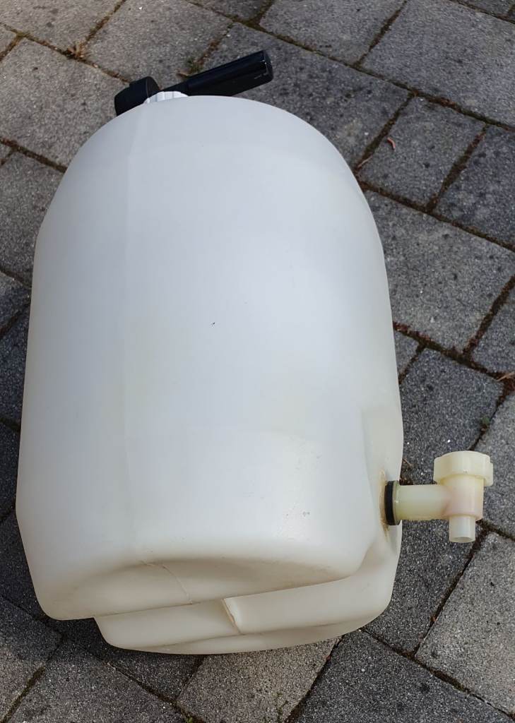 Beer making/storage 4gallon pressure barrel with dispensing tap.