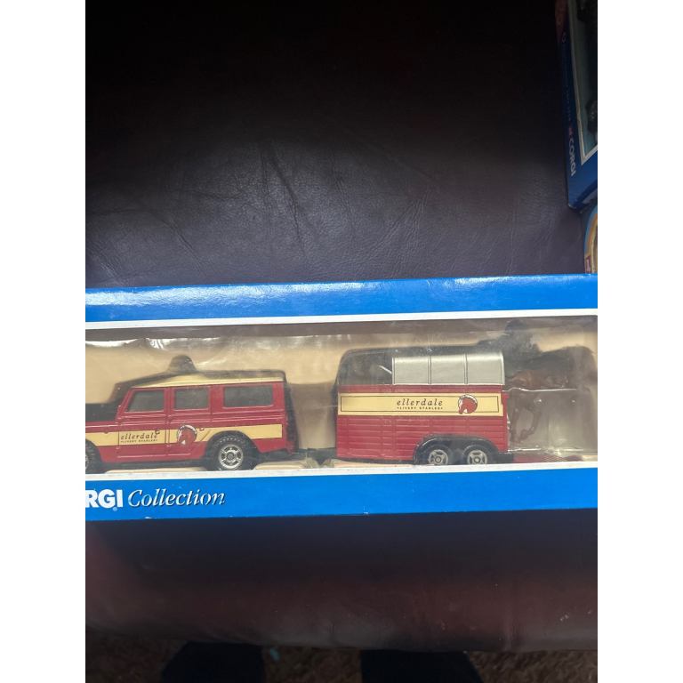 Corgi Land Rover/ horse box + horse 1997 