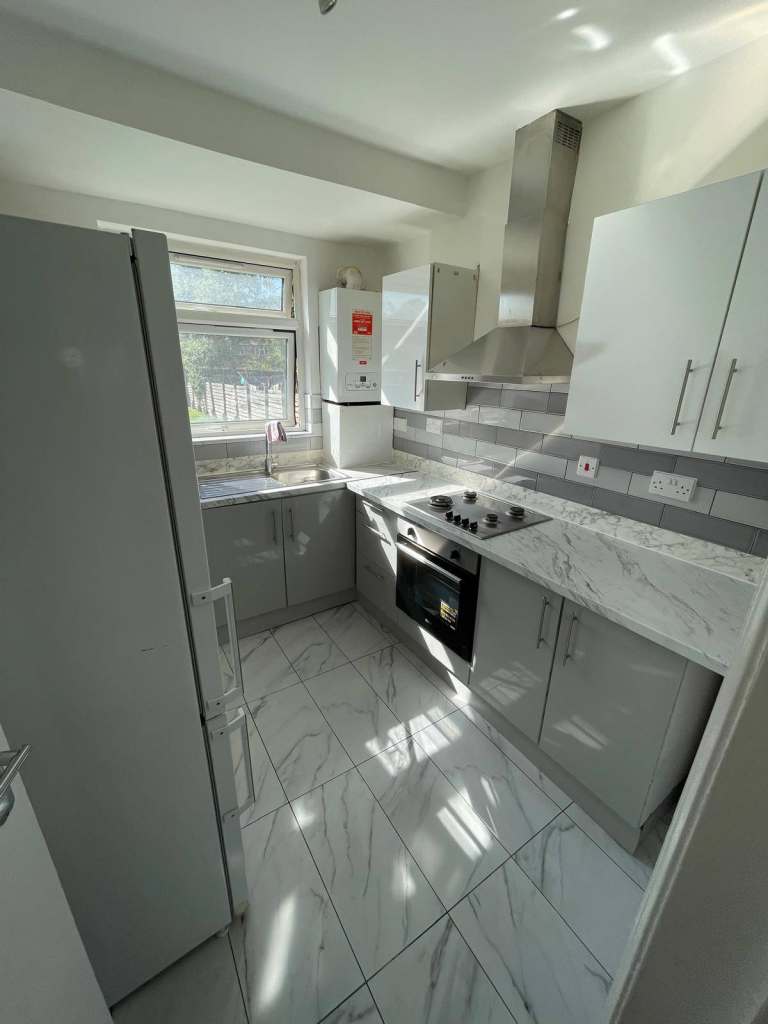 3 BEDROOM FLAT/1 BATHROOM/LIVING ROOM/KITCHEN (Ground Floor + Garden)