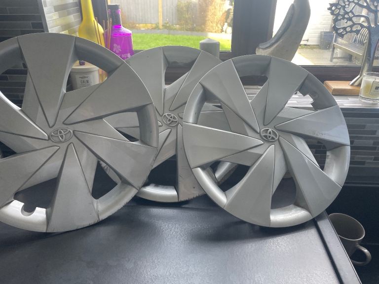 3 14in Toyota aygo original wheel trims