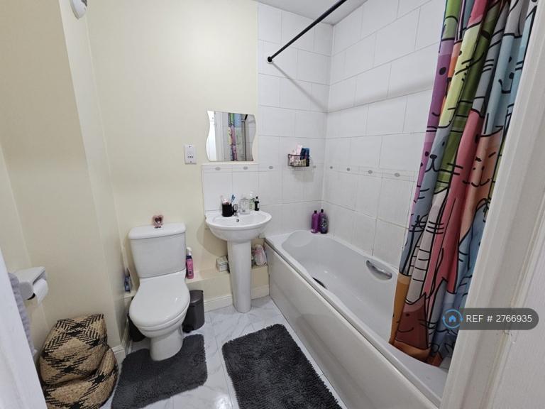 1 bedroom flat in Cwrt Llys Fynnon, Pontllanfraith, Blackwood, NP12 (1 bed) (#2766935)