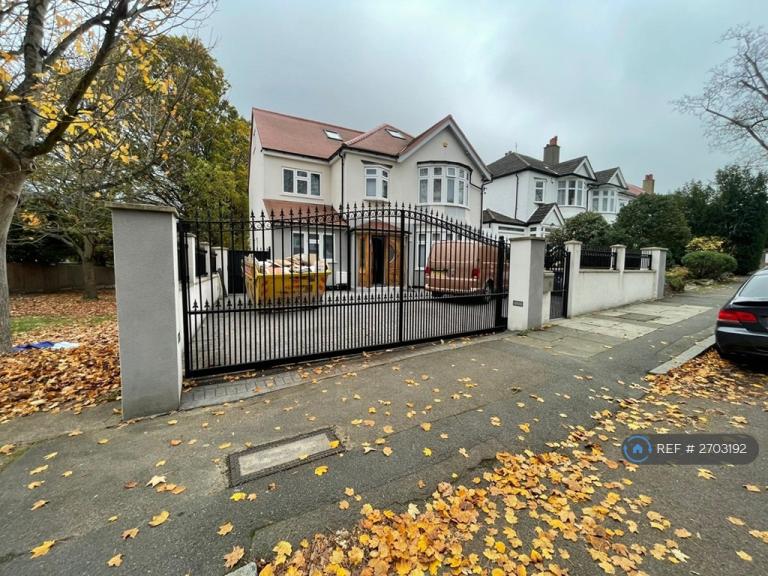 7 bedroom house in Coniston Road, Bromley, BR1 (7 bed) (#2703192)