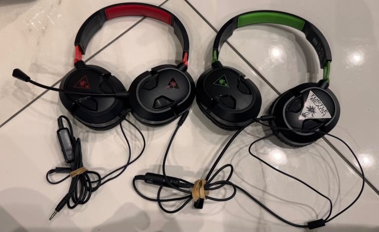Set of 2 Turtle Beach headphones for gaming 