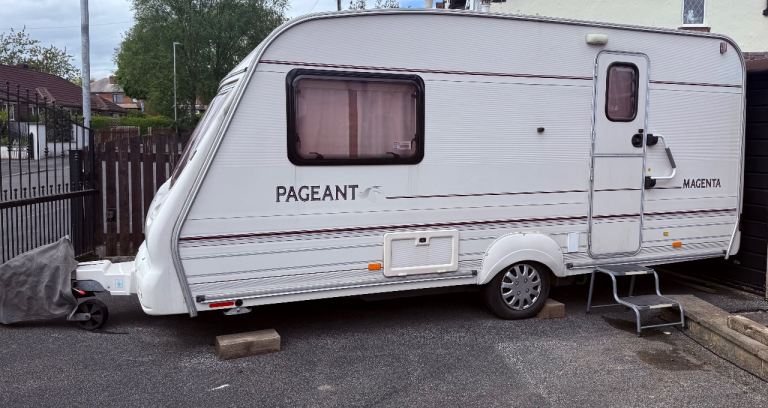 Bailey Pageant Magenta 2 Birth Touring Caravan (2001) + Full Awning 